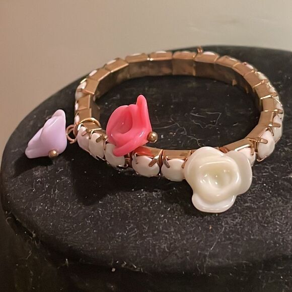 3” gold tone stretch bracelet w/faceted white links & 3 resin flower charms - Picture 7 of 10